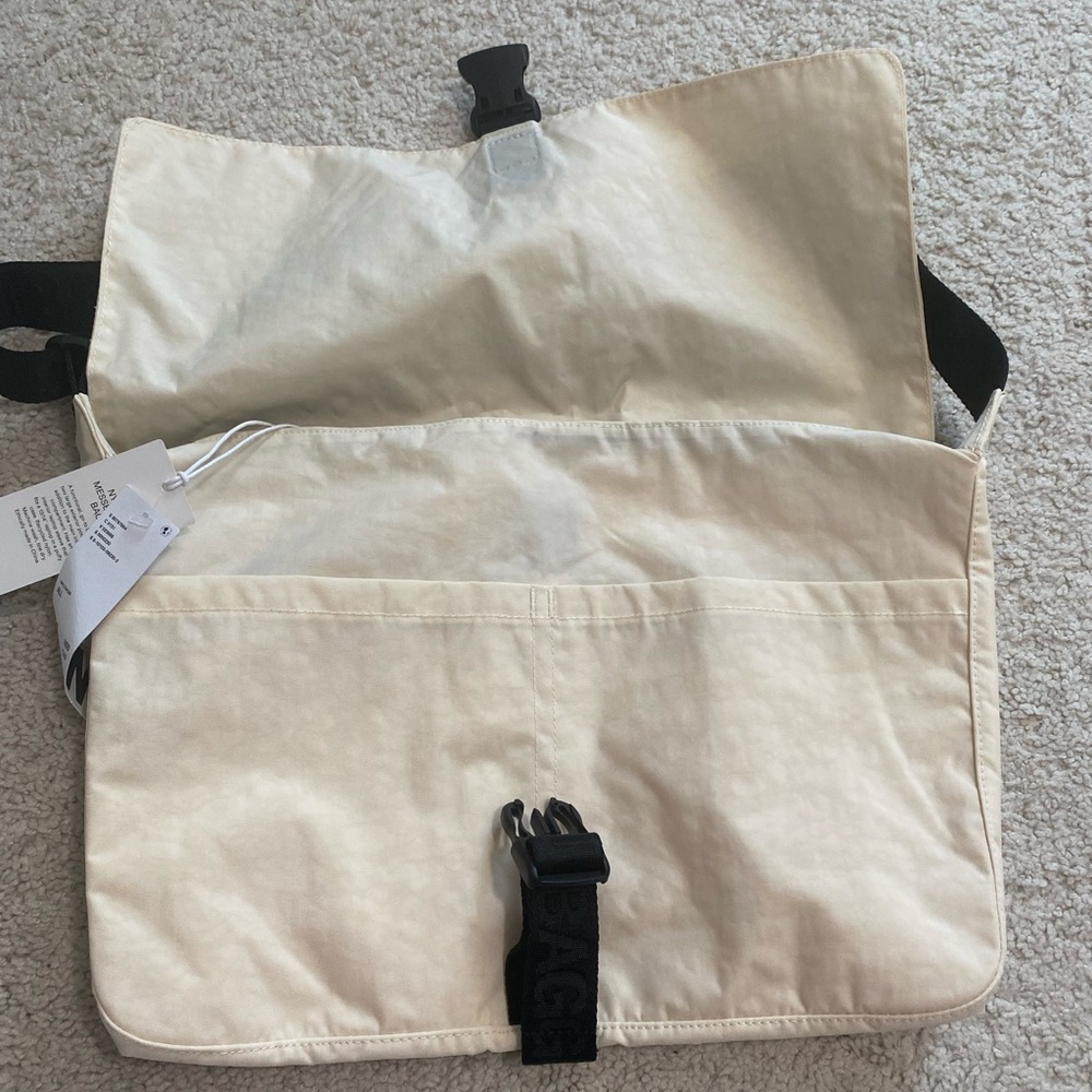 BAGGU Nylon Messenger Bag NWT - Ivory - Picture 6 of 8
